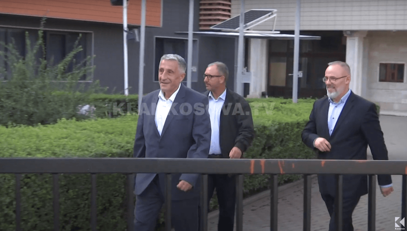 Grevistët priten nga Osmani, s’tërhiqen nga bojkoti (VIDEO)