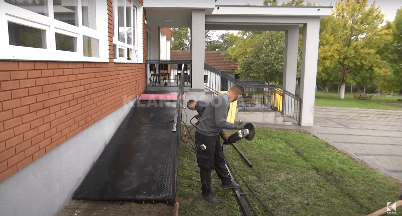 Fshatarët mobilizohen, 12-vjeçarit me karrocë i ndërtohet pjerrina në shkollë (VIDEO)