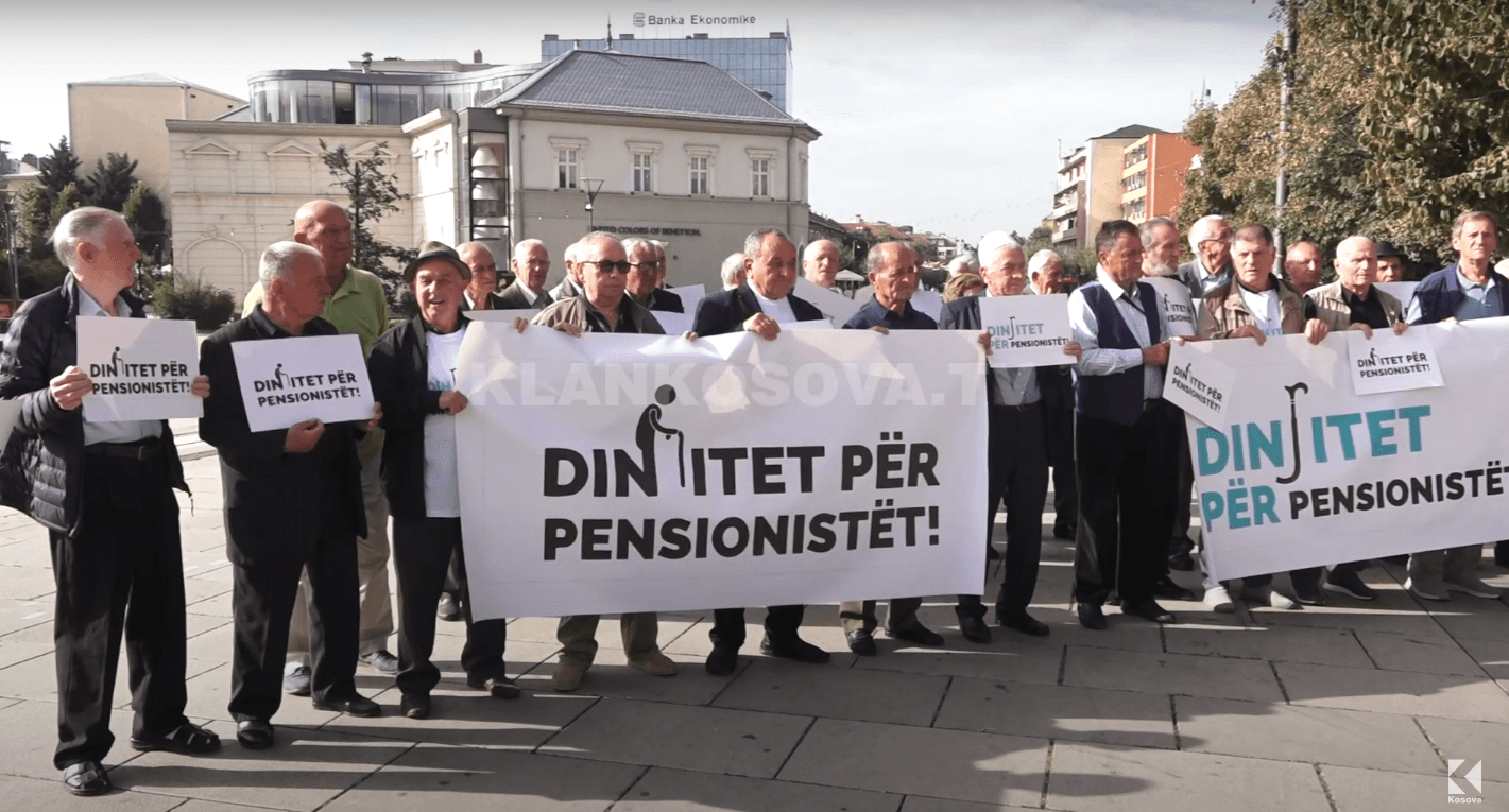 Pensionistët protestojnë urtë e butë para Kuvendit (VIDEO)