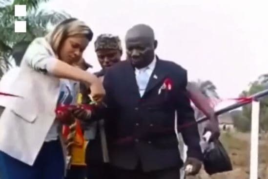Shembet ura në Kongo, në momentin që po i pritej shiriti (VIDEO)
