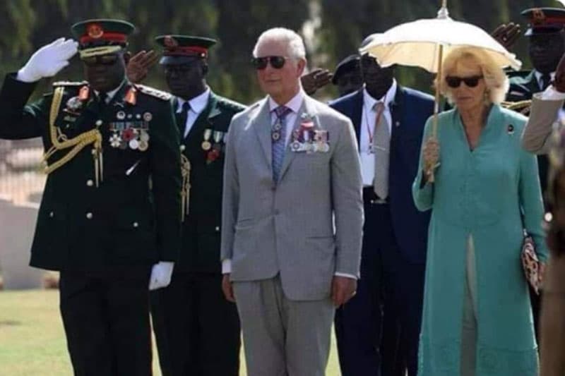 “Dita e parë pa nënën”, fotoja e Mbretit Charles me kopsë të mbërthyer gabimisht