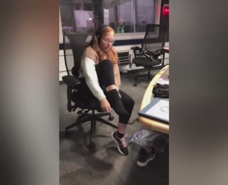 Adoleshentja vendos 22 çorape në një këmbë në 30 sekonda për rekordin Guinness (VIDEO)