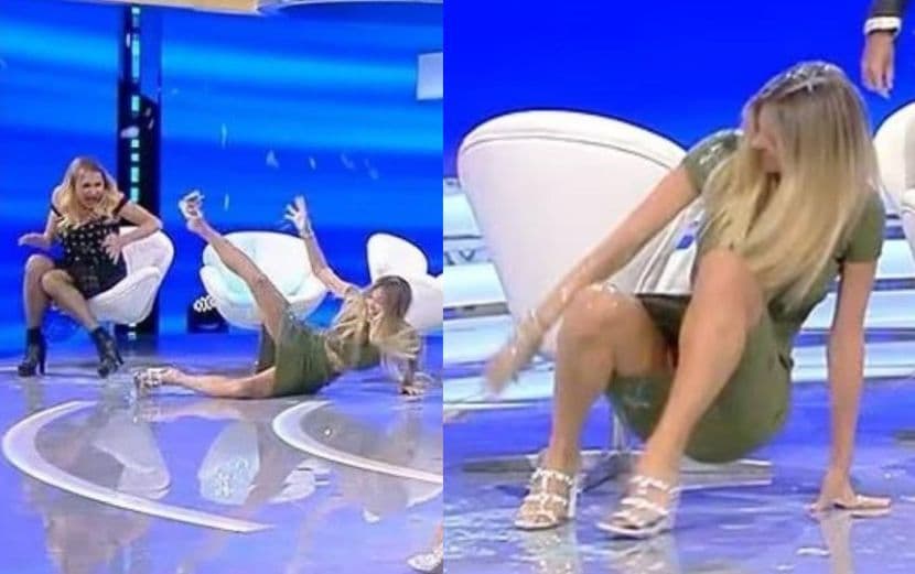 Gazetarja sportive rrëzohet në emision, momenti bëhet viral (VIDEO)