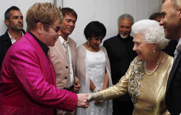 Elton John nderon Mbretëreshën në koncertin e tij (VIDEO)
