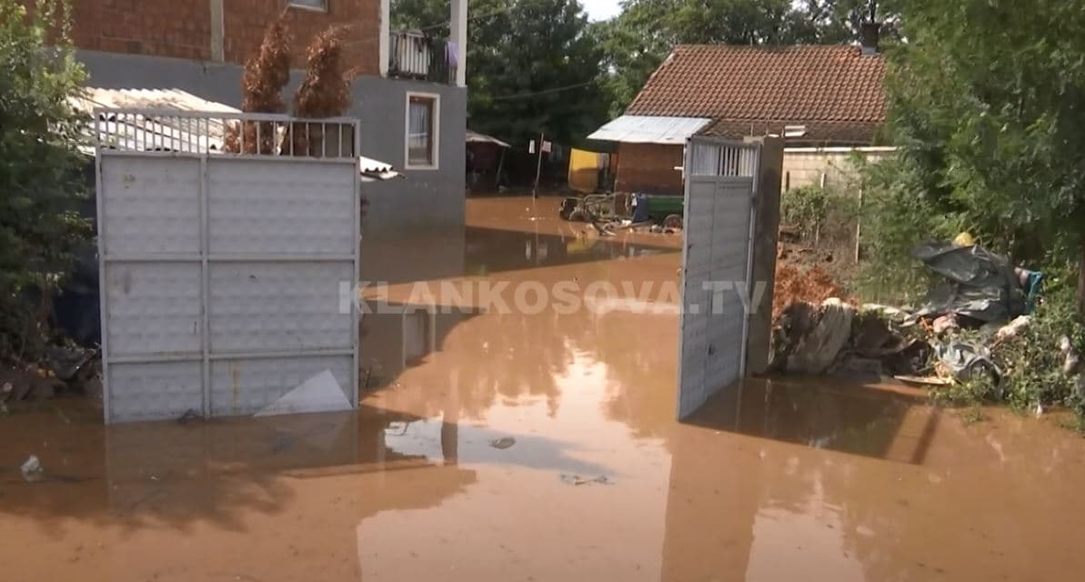 Evakuohet familja 14 anëtarëshe në Gjakovë (VIDEO)