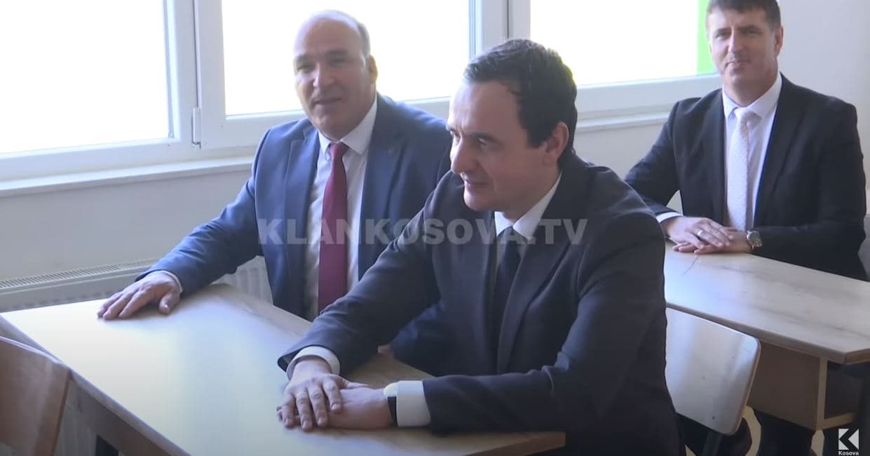 Kurti kthehet në bankë shkollore, e luan edhe futboll në sallë (VIDEO)