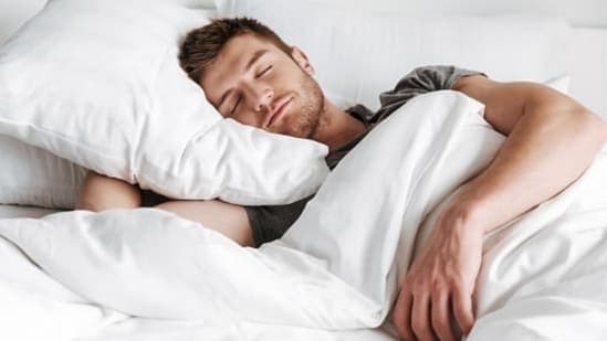 Mësoni se cilat janë pozicionet më të mira dhe ato më të këqija gjatë fjetjes
