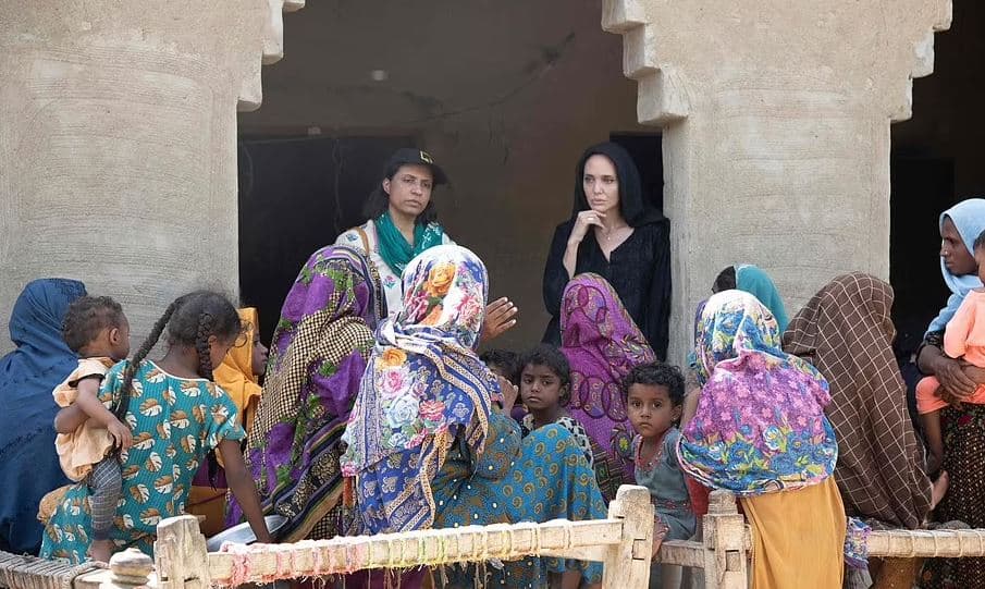 Angelina Jolie viziton Pakistanin e shkatërruar nga përmbytjet (FOTO)