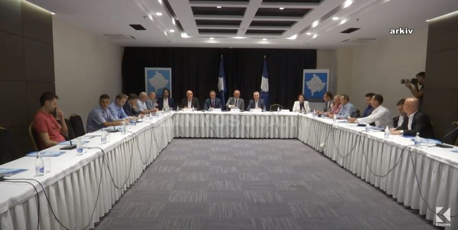 Kurti i fton në takim për të shtunën, kryetarët e komunave s'e dinë agjendën (VIDEO)