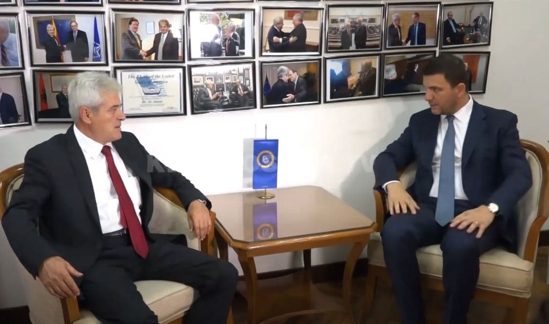 Krasniqi çmohet për lidership në PDK, gjatë vizitës në Shkup (VIDEO)
