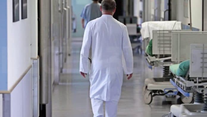 Hapet konkursi për specializime në 37 lëmi për mjekët, stomatologët dhe farmacistët