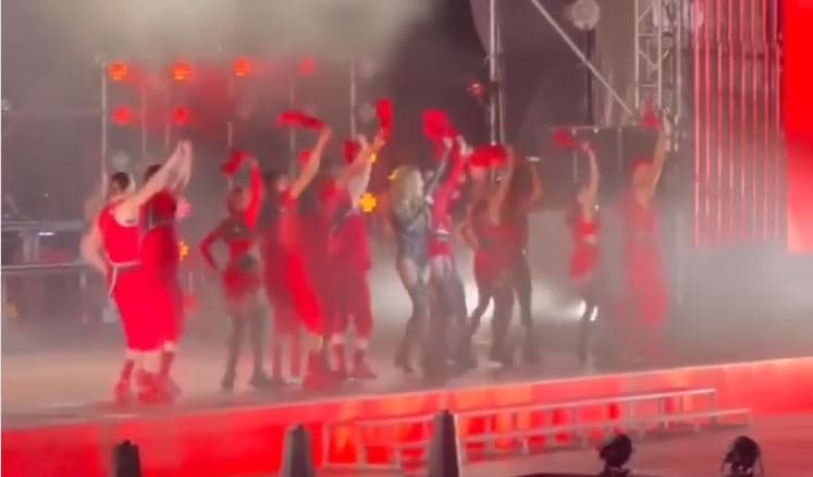 Rita Ora ia hedh valles në koncertin e Tiranës (VIDEO)