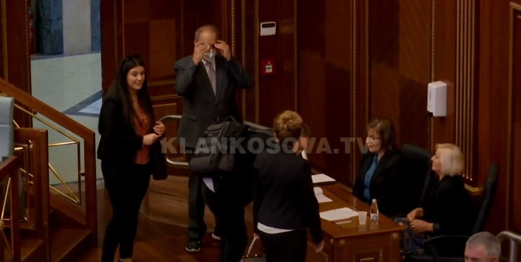 Koka s’fle, Kurti “s’ka çka bën” (VIDEO)