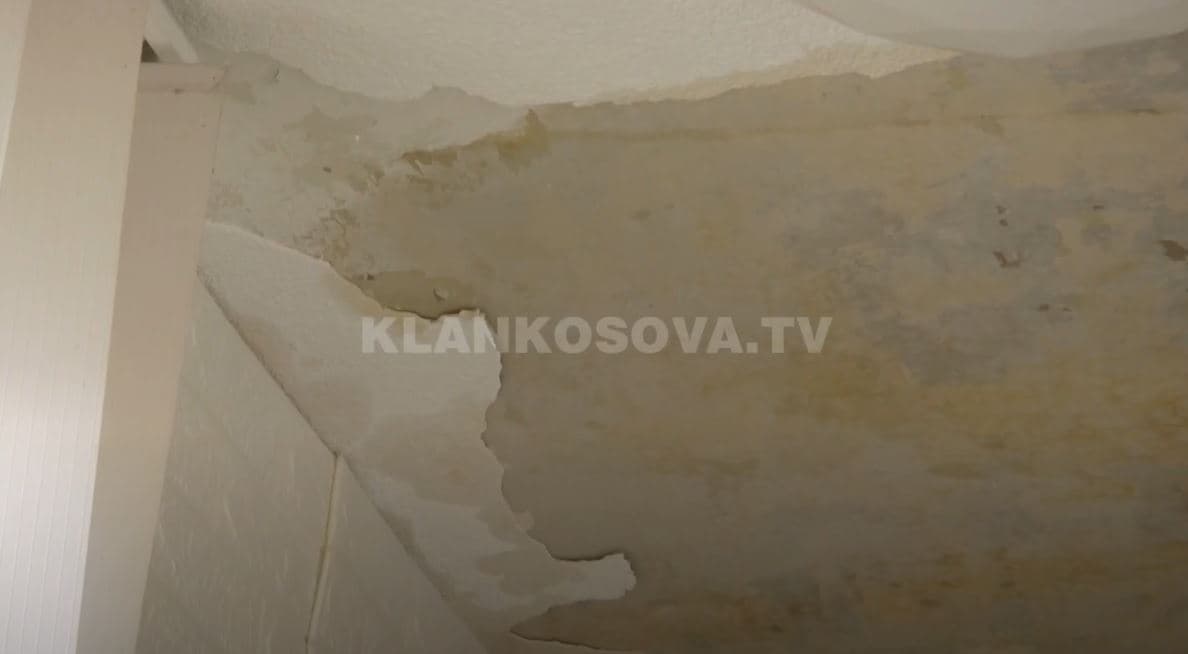 Shiu i bëri qull banorët e ndërtesës që s’u renovua (VIDEO)