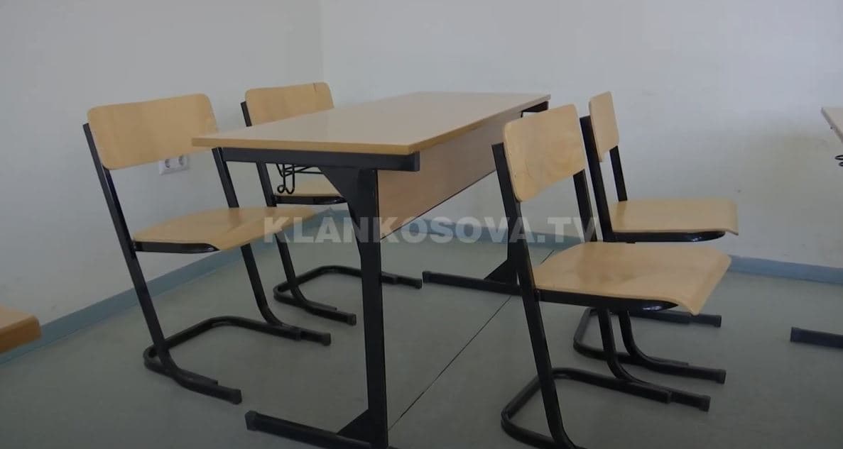 Edhe deputetët në hall me shkollat (VIDEO)