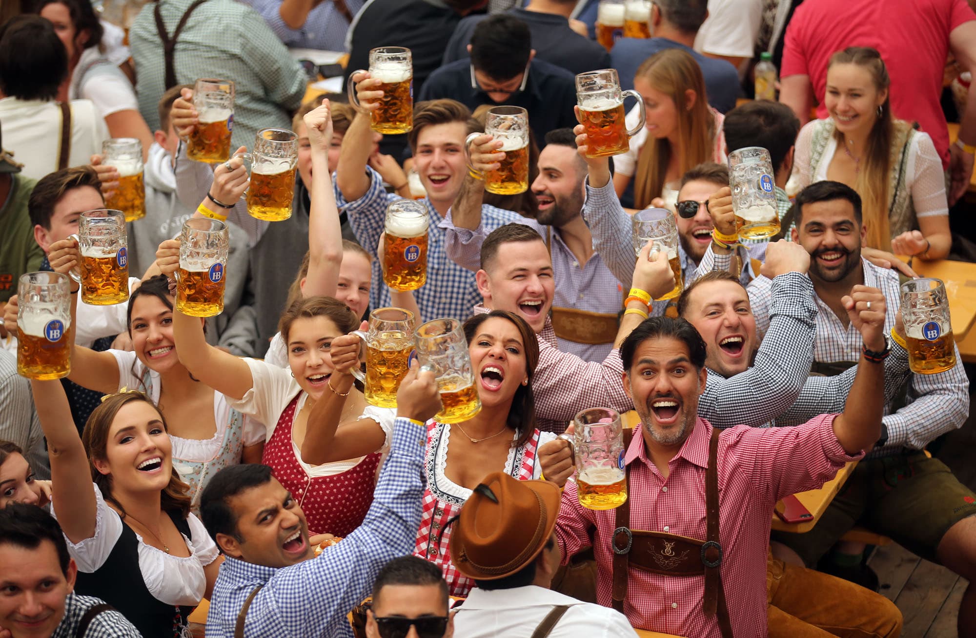 Oktoberfest kthehet në Gjermani pas një pauze dyvjeçare për shkak të COVID-19