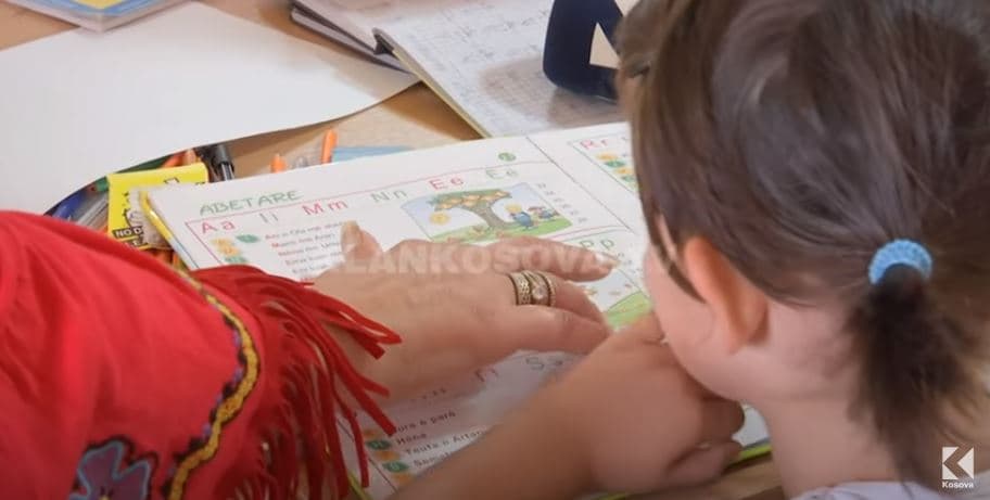 Një shkollë në veri të Mitrovicës mban mësim në njërin ndërrim (VIDEO)