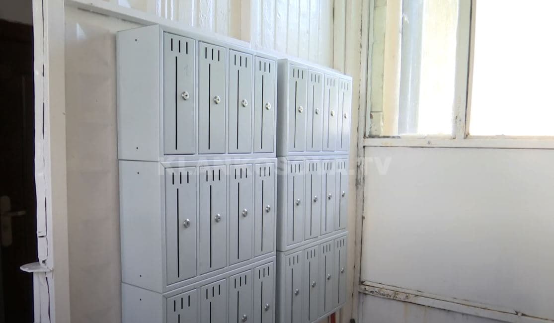 Kutitë postare shqetësojnë banorin (VIDEO)