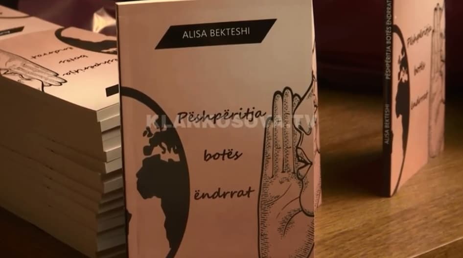 Alisa Bekteshi promovon librin e parë me 77 poezi (VIDEO)