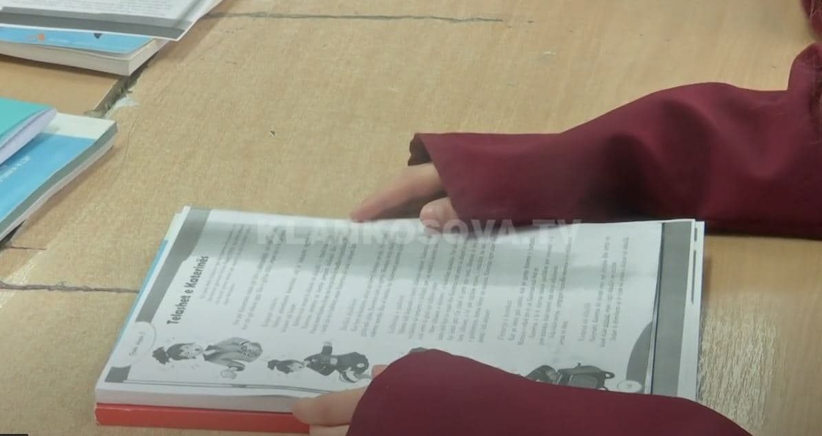 Gjysma e tetorit, mungojnë librat nëpër shkolla (VIDEO)