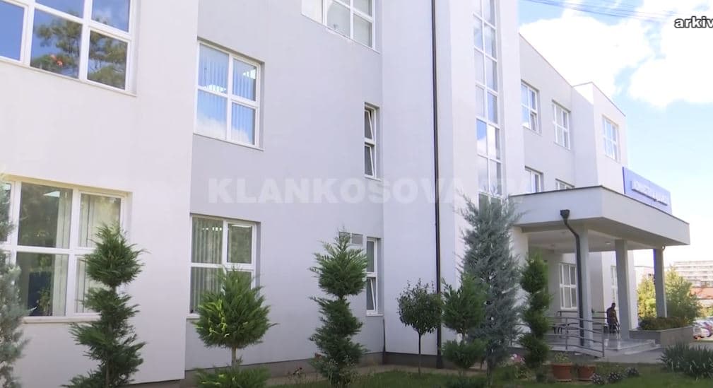 Specialistët e Spitalit të Gjilanit paguhen njëjtë, por dikush kreu 132 operacione e dikush 1 (VIDEO)