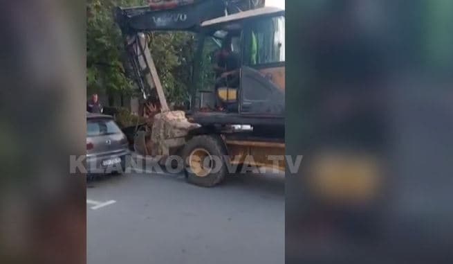 Largohet guri gjigant, nga parkingu në Dardani (VIDEO)