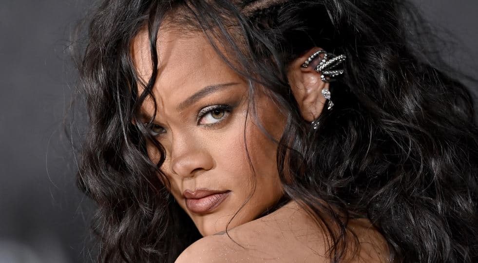 Rihanna publikon këngë solo për herë të parë pas gjashtë vjetësh (VIDEO)