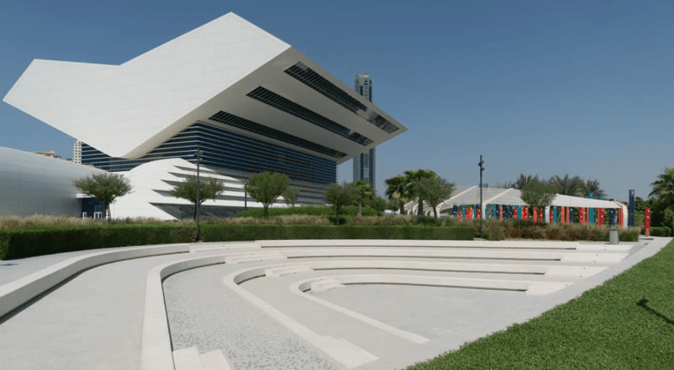 Biblioteka mahnitëse në formë të librit në Dubai, me mbi 1.1 milionë vepra (FOTO)