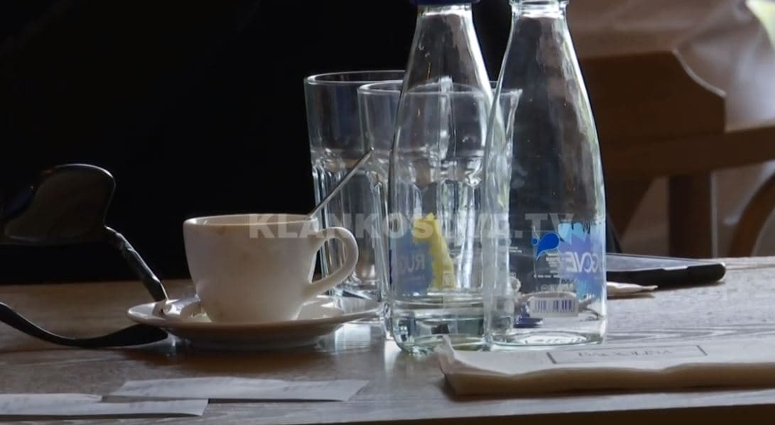 Vendimi i Qeverisë për ujë falas në kafiteri nuk mbikëqyret nga askush (VIDEO)