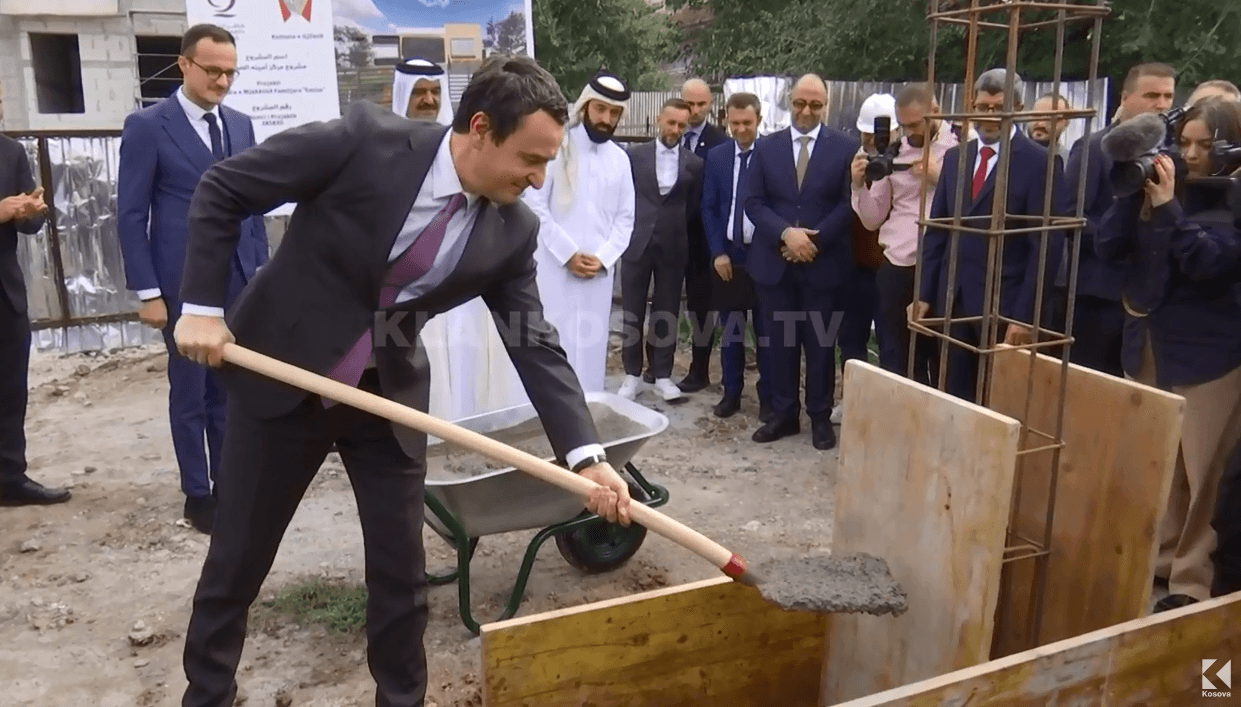 Kurti viziton Hysenin në Gjilan, i premton mbështetje (VIDEO)