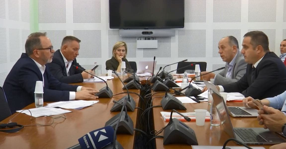 Opozita kapet me kryeshefin e KEK-ut për importin e rrymës (VIDEO)