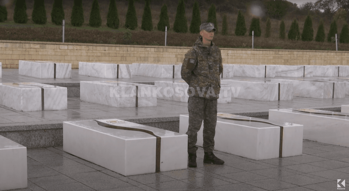Vizitorja vjedh shkronjat nga varri i Adem Jasharit (VIDEO)