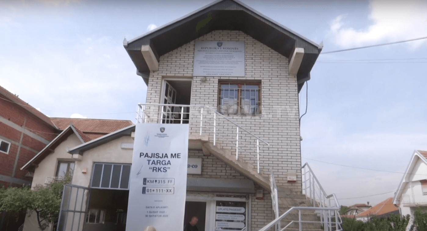 Vetëm 18 serbë ndërruan targat në RKS (VIDEO)