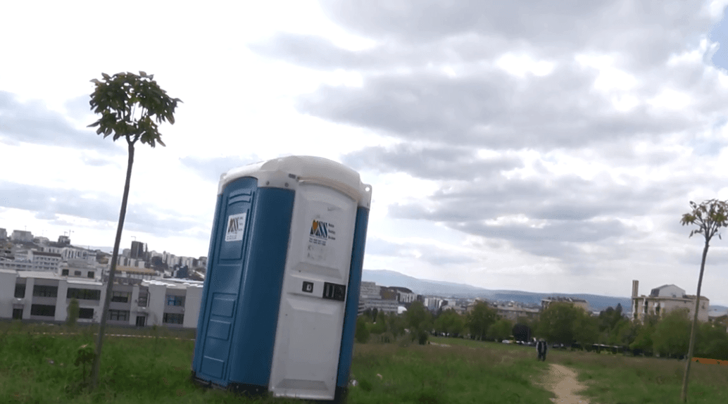 Vitin e ardhshëm sheshet dhe parqet e Prishtinës bëhen me tualete publike (VIDEO)
