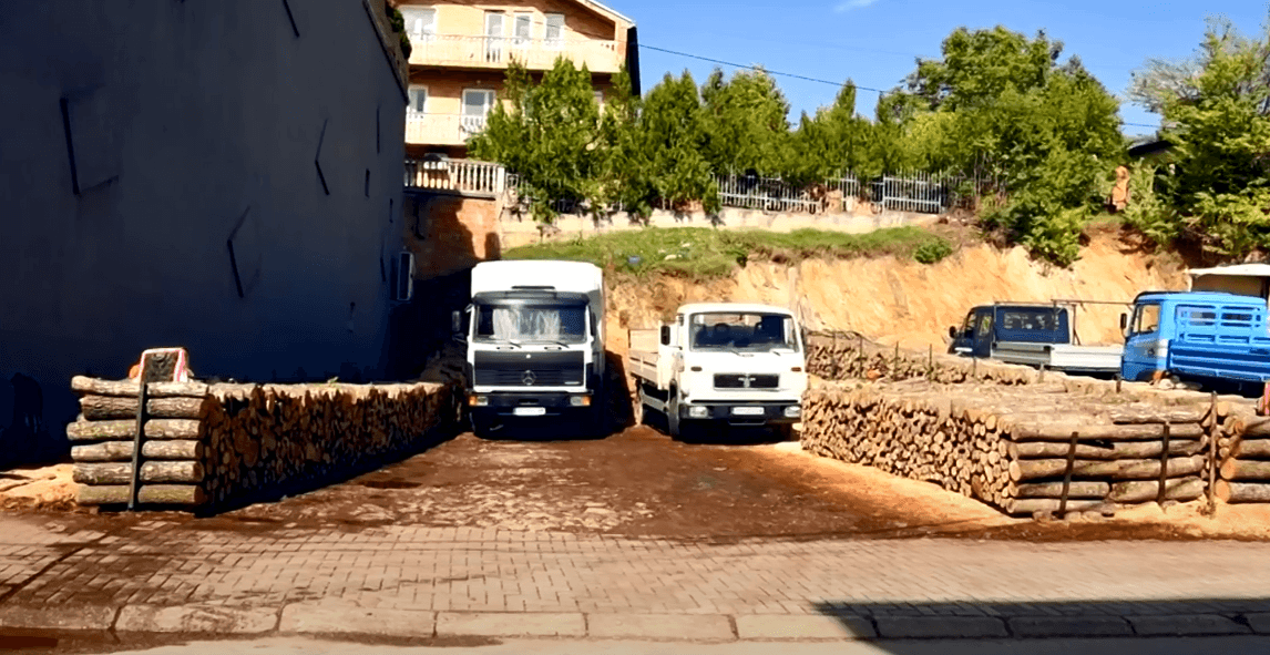 75 euro metri i drunjve, 3 euro prerja e 6 çarja me sëpatë (VIDEO)
