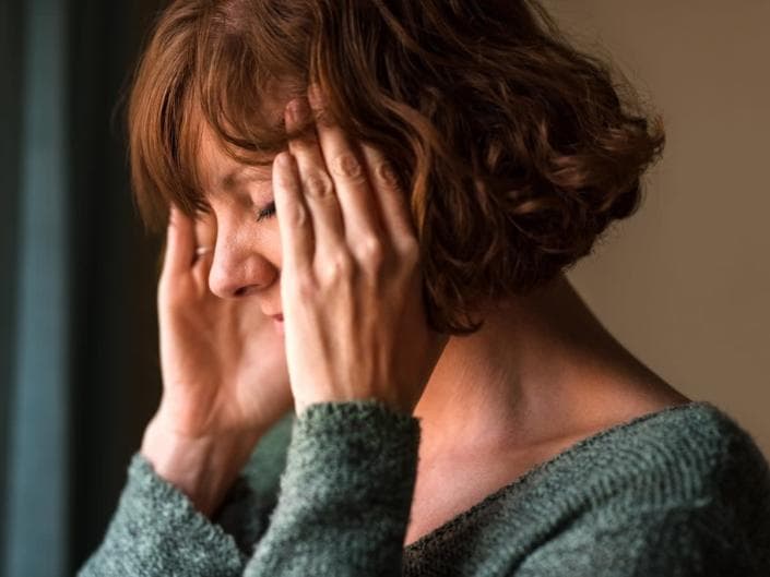 Cilat janë simptomat e menopauzës dhe si mund të lehtësohen ato?