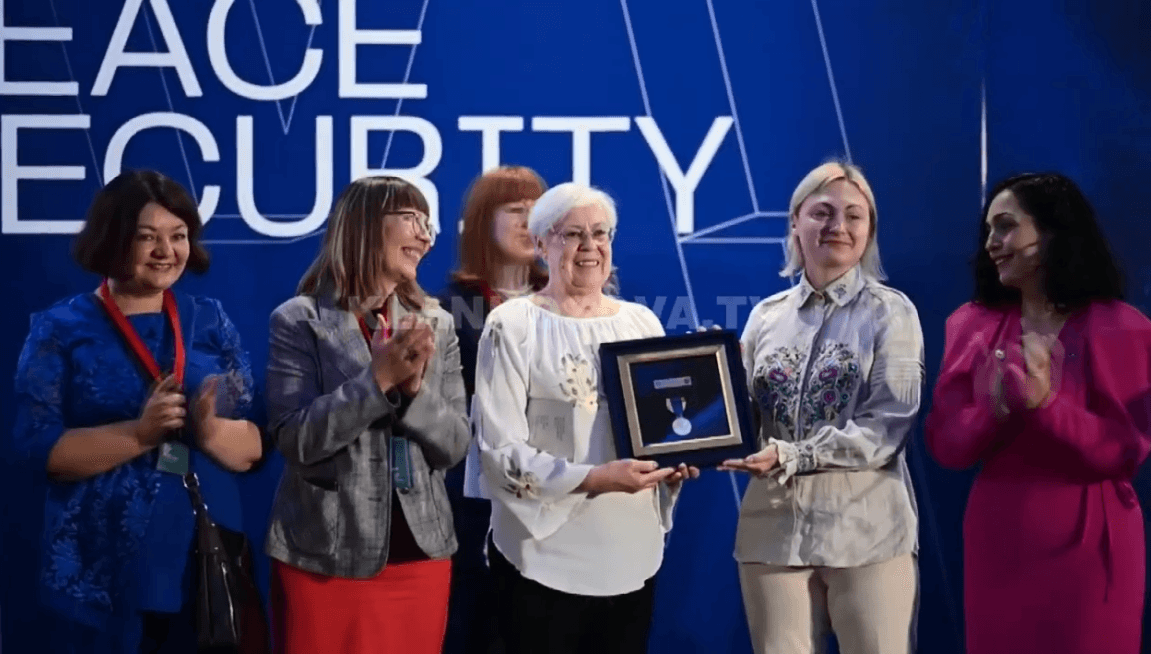 Osmani jep Medaljen Presidenciale të Meritave për gratë në Ukrainë (VIDEO)