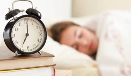Studim: Vendosja e një orari të gjumit mund t'i ndihmojë adoleshentët të flenë më shumë