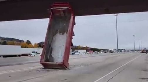 Kamioni ngec në mbikalim të autostradës