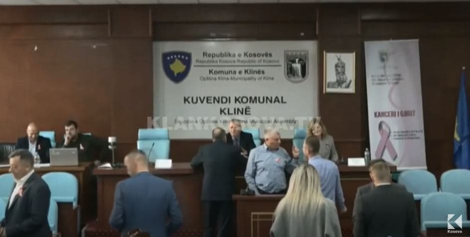 Largohet asamblistja, VV mbetet pa grup parlamentar në Klinë (VIDEO)
