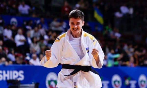 Osmani uron Fazliun për medaljen botërore: Tregove shpirtin e vajzave tona që nuk ndalen kurrë