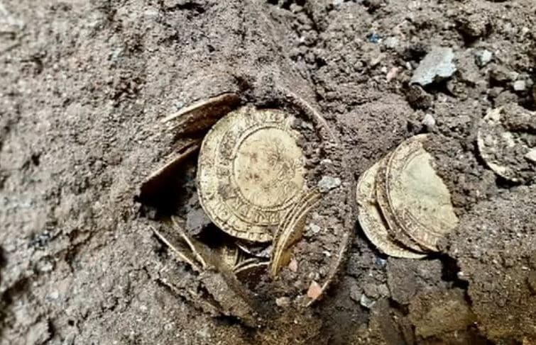 Monedhat e arit, që u gjetën nën dyshemenë e një kuzhine, u shitën për 836 mijë dollarë