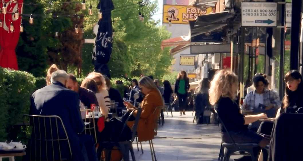 Manifesta mahniti mbi 100 mijë qytetarë, edhe bizneset ndahen të kënaqura (VIDEO)