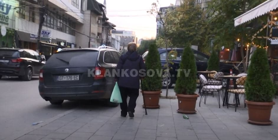 Veturat nëpër trotuare pengesë e vazhdueshme për këmbësorët në kryeqytet (VIDEO)