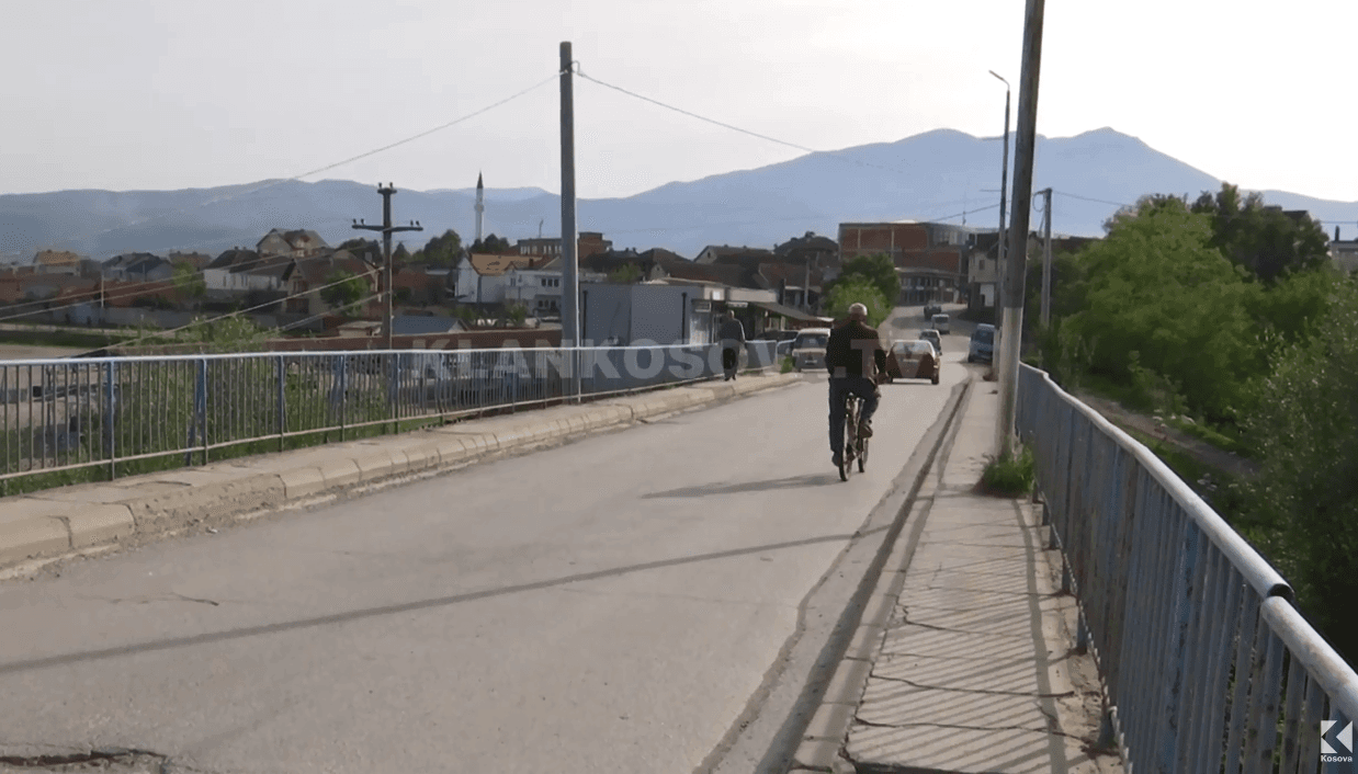 Banorët e Rogovës ndihen të rrezikuar nga ura e vjetruar (VIDEO)