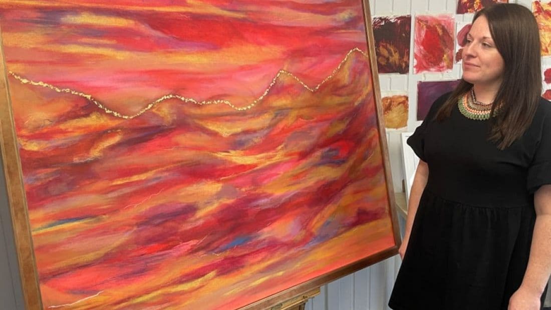 Hirin e eshtrave të babait, artistja britanike e përdori në pikturë
