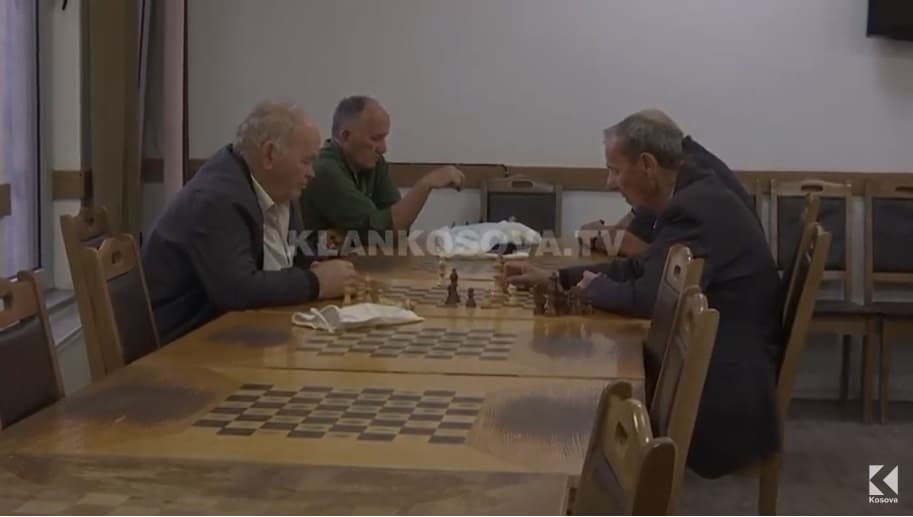 Pensionistët në pritje që deputetët t`ua ‘heqin’ 15 vjeteshin (VIDEO)