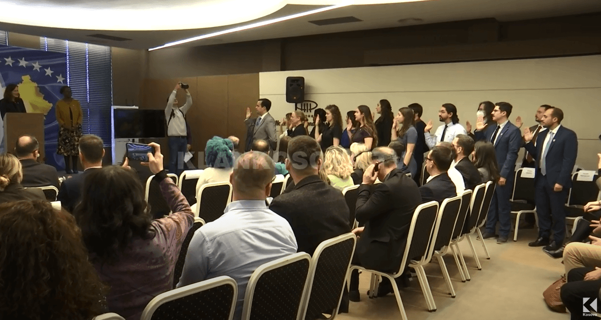 Betohen 17 vullnetarët e rinj të Korpusit të Paqes (VIDEO)
