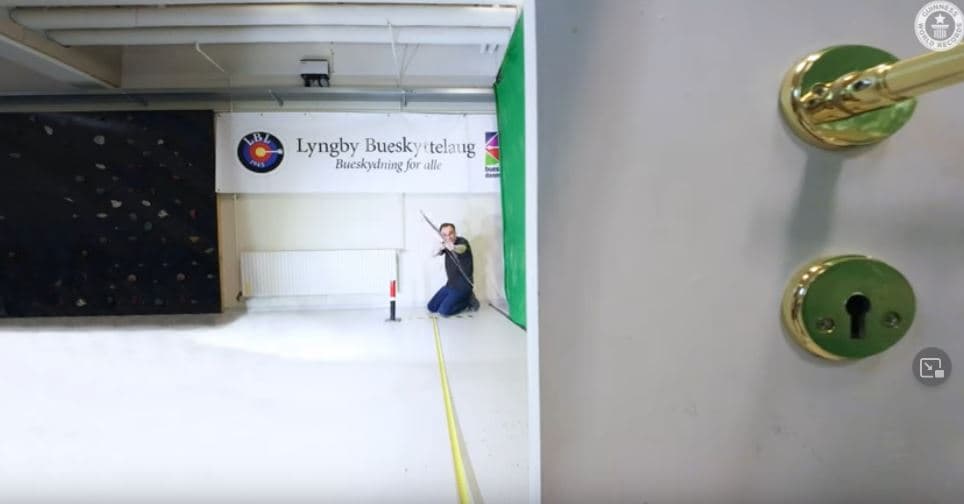 Shigjetari danez gjuan 7 shigjeta nga vrima e çelësit (VIDEO)