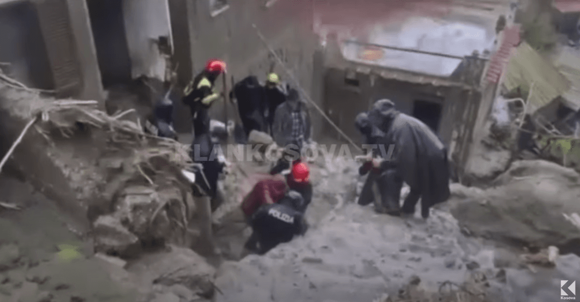 Një e vdekur dhe 12 të zhdukur si pasojë e rrëshqitjes së dheut në Itali (VIDEO)
